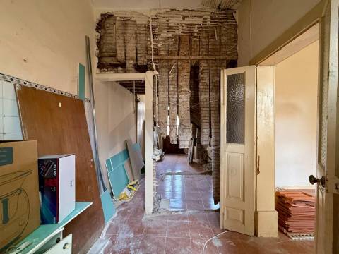 Oportunidade Única no Bonfim: Moradia com Duas Frações e Logradouro