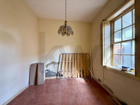 Oportunidade Única no Bonfim: Moradia com Duas Frações e Logradouro