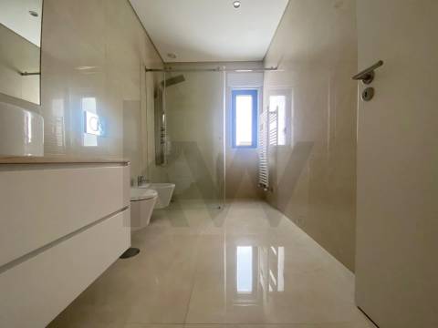 Apartamento T2 para arrendamento na Rua de Pereiró, Porto