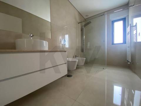 Apartamento T2 para arrendamento na Rua de Pereiró, Porto