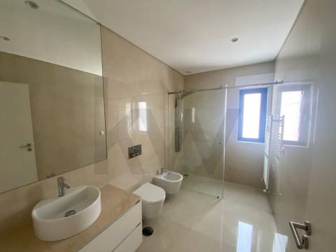 Apartamento T2 para arrendamento na Rua de Pereiró, Porto