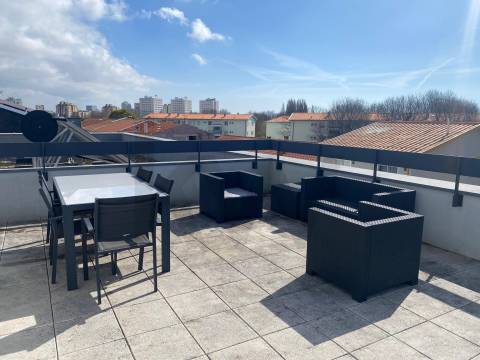 Apartamento T2 para arrendamento na Rua de Pereiró, Porto