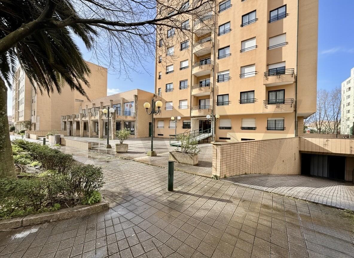 Excelente Apartamento T3 em Ramalde, Porto – 8º Andar com Varanda