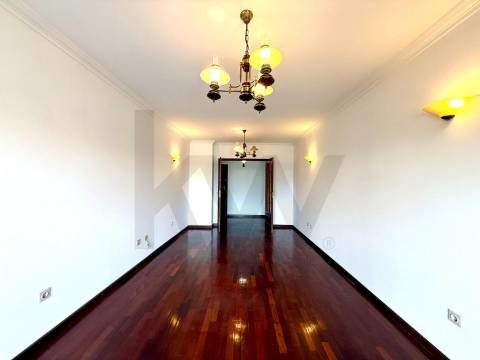 Excelente Apartamento T3 em Ramalde, Porto – 8º Andar com Varanda