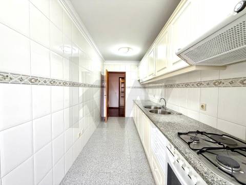 Excelente Apartamento T3 em Ramalde, Porto – 8º Andar com Varanda