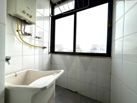 Excelente Apartamento T3 em Ramalde, Porto – 8º Andar com Varanda