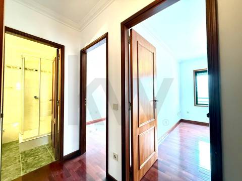 Excelente Apartamento T3 em Ramalde, Porto – 8º Andar com Varanda