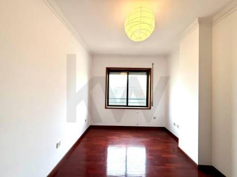 Excelente Apartamento T3 em Ramalde, Porto – 8º Andar com Varanda