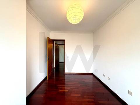 Excelente Apartamento T3 em Ramalde, Porto – 8º Andar com Varanda