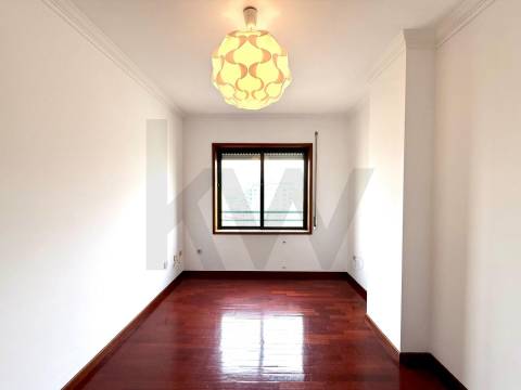 Excelente Apartamento T3 em Ramalde, Porto – 8º Andar com Varanda