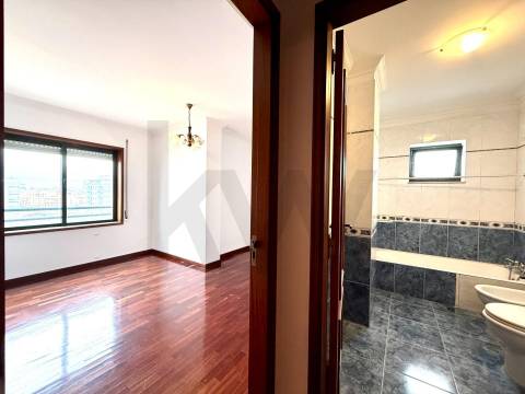 Excelente Apartamento T3 em Ramalde, Porto – 8º Andar com Varanda