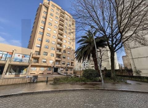 Excelente Apartamento T3 em Ramalde, Porto – 8º Andar com Varanda