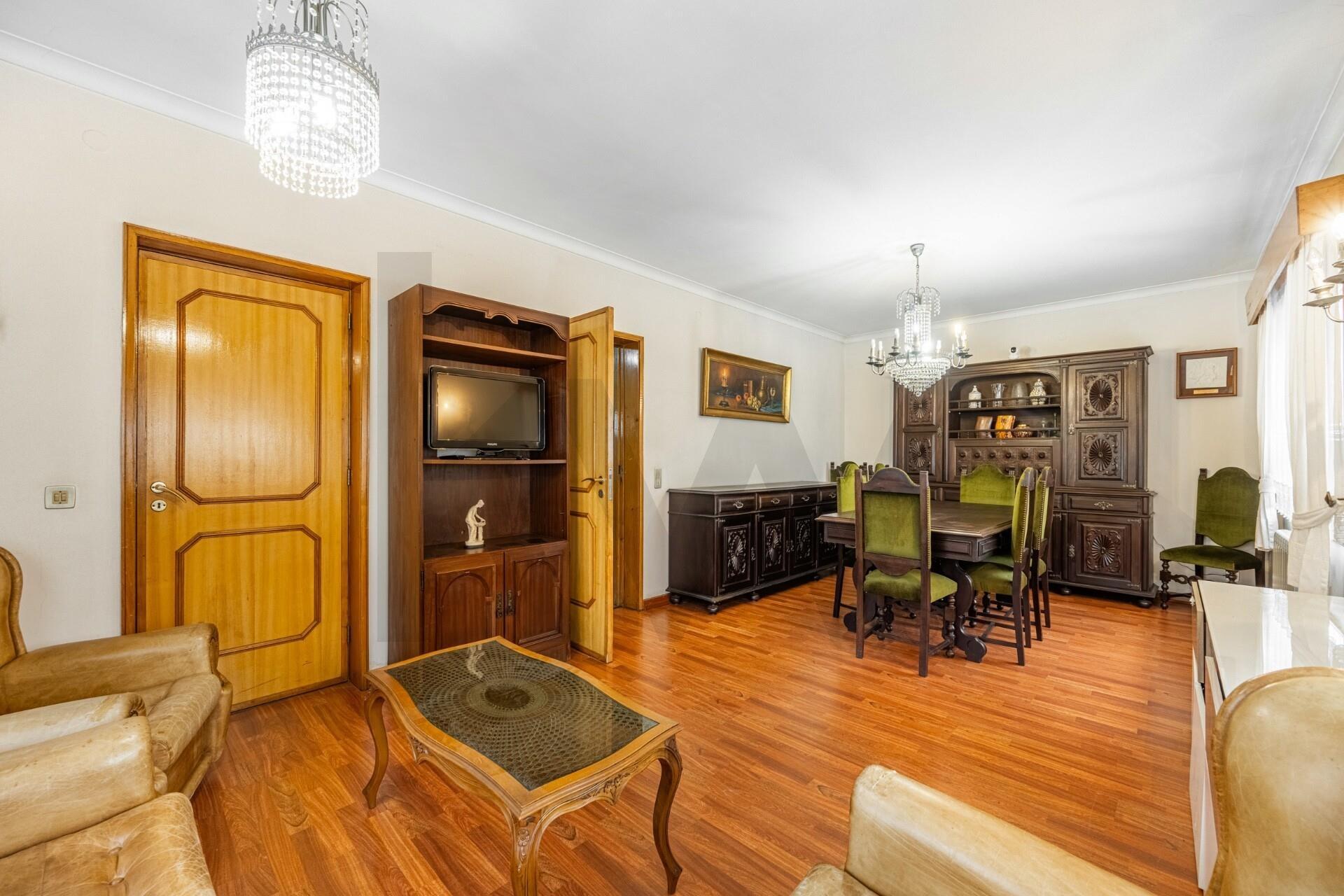 OPORTUNIDADE - PREÇO REVISTO | Moradia T4 de 3 Frentes em Oliveira do Douro