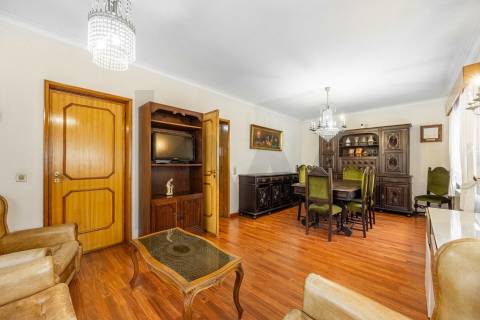 OPORTUNIDADE - PREÇO REVISTO | Moradia T4 de 3 Frentes em Oliveira do Douro