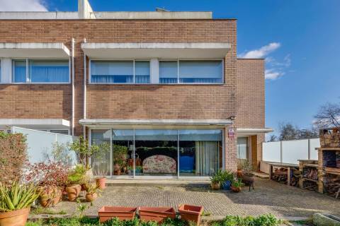 Exclusiva Moradia T5 em Castêlo da Maia – Condomínio Privado