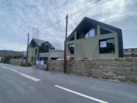 Moradia T3 de Luxo com garagem e piscina em Santo Tirso