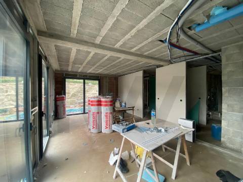 Moradia T3 de Luxo com garagem e piscina em Santo Tirso