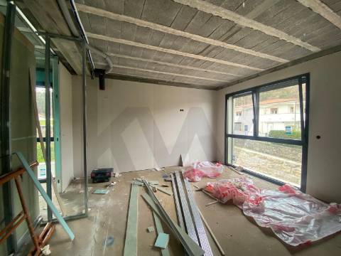 Moradia T3 de Luxo com garagem e piscina em Santo Tirso