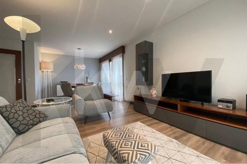 Apartamento T2 para arrendar mobilado, com um lugar de garagem e arrumo.