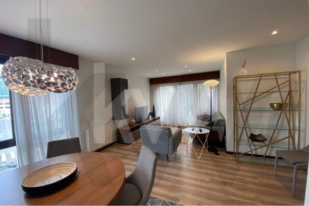 Apartamento T2 para arrendar mobilado, com um lugar de garagem e arrumo.