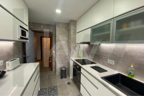 Apartamento T2 para arrendar mobilado, com um lugar de garagem e arrumo.