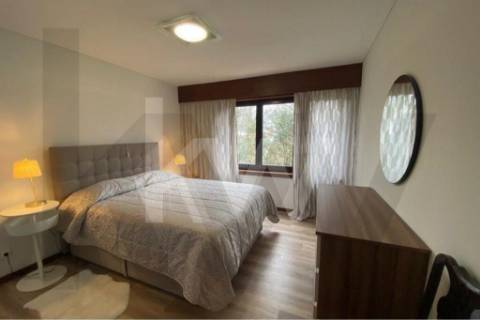 Apartamento T2 para arrendar mobilado, com um lugar de garagem e arrumo.