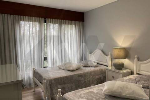 Apartamento T2 para arrendar mobilado, com um lugar de garagem e arrumo.