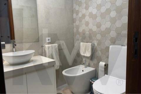 Apartamento T2 para arrendar mobilado, com um lugar de garagem e arrumo.