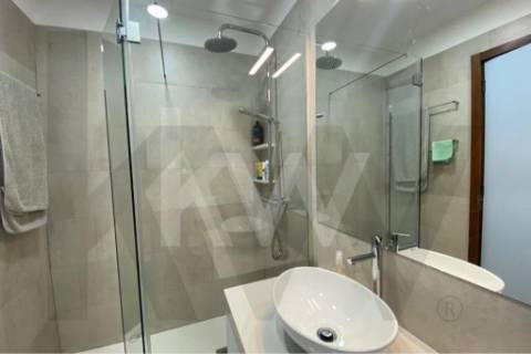 Apartamento T2 para arrendar mobilado, com um lugar de garagem e arrumo.