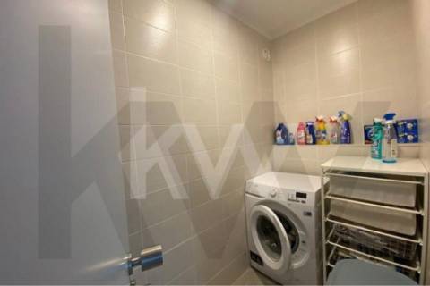 Apartamento T2 para arrendar mobilado, com um lugar de garagem e arrumo.