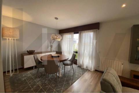 Apartamento T2 para arrendar mobilado, com um lugar de garagem e arrumo.