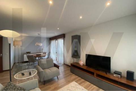 Apartamento T2 para arrendar mobilado, com um lugar de garagem e arrumo.