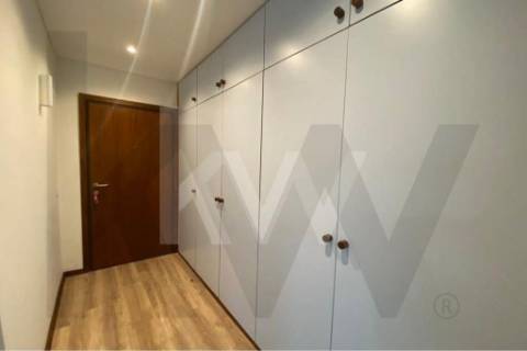 Apartamento T2 para arrendar mobilado, com um lugar de garagem e arrumo.