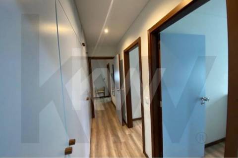 Apartamento T2 para arrendar mobilado, com um lugar de garagem e arrumo.