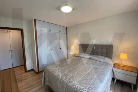 Apartamento T2 para arrendar mobilado, com um lugar de garagem e arrumo.