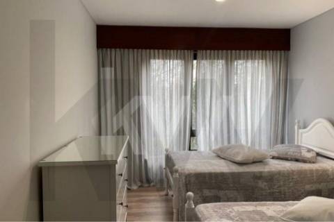 Apartamento T2 para arrendar mobilado, com um lugar de garagem e arrumo.