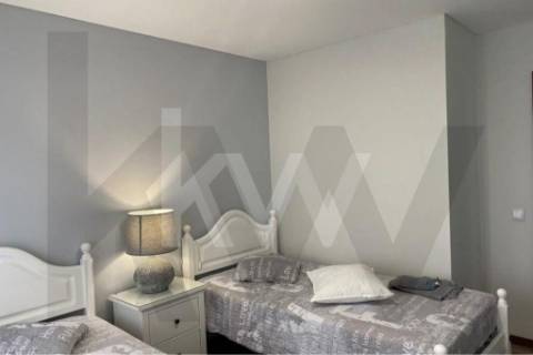 Apartamento T2 para arrendar mobilado, com um lugar de garagem e arrumo.