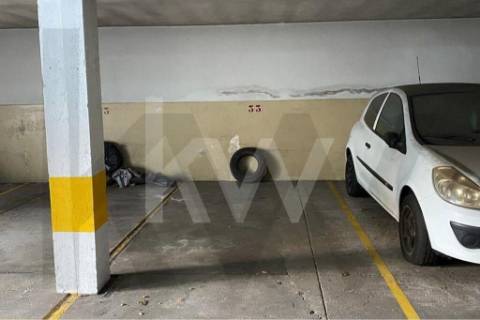 Apartamento T2 para arrendar mobilado, com um lugar de garagem e arrumo.