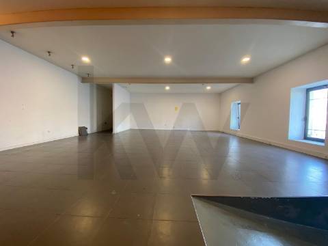 Escritório de 140 m2 para arrendamento em frente ao Rio Douro em Vila Nova Gaia