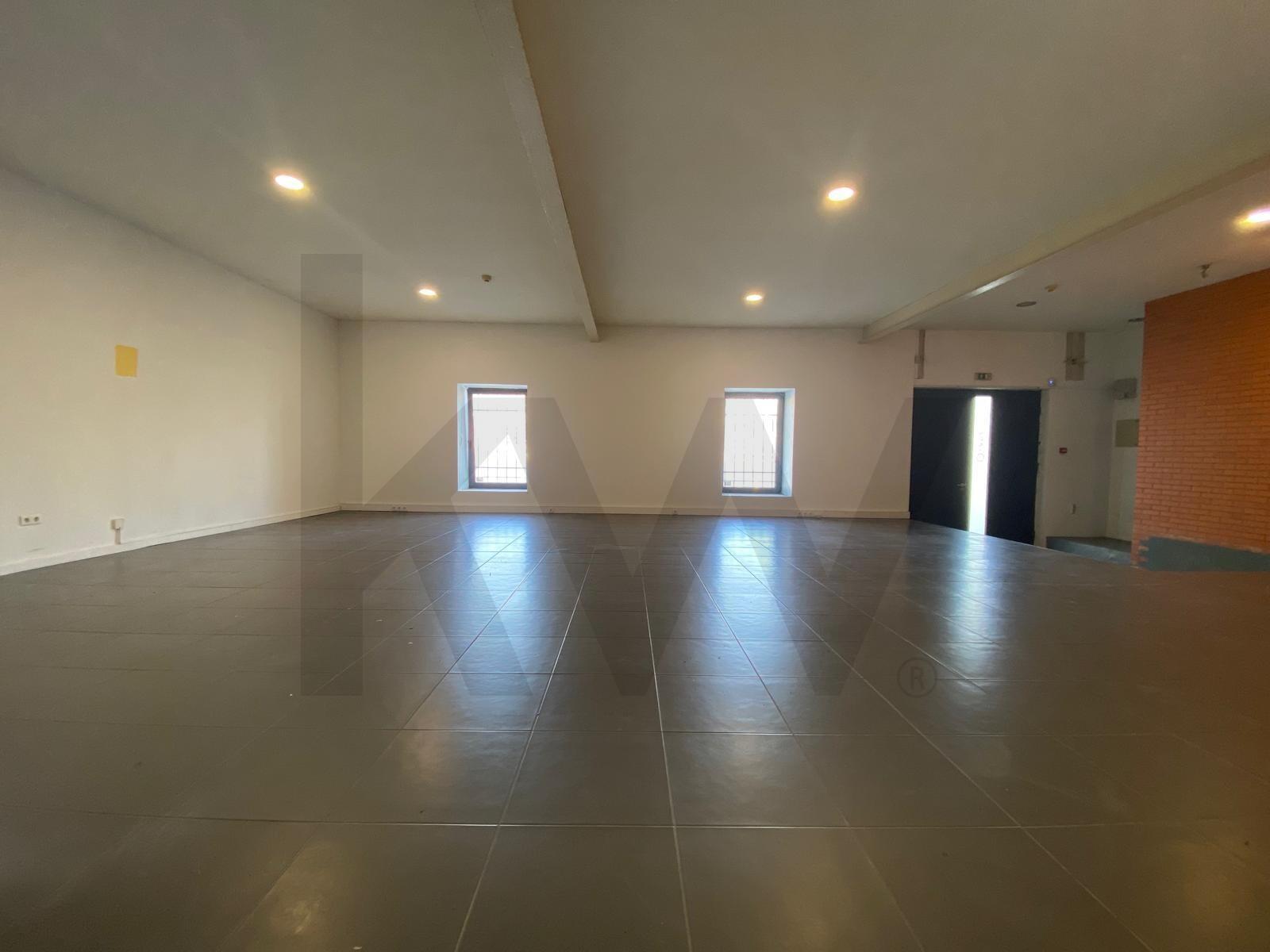 Escritório de 140 m2 para arrendamento em frente ao Rio Douro em Vila Nova Gaia