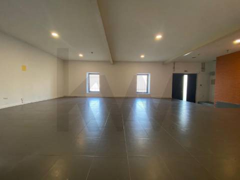 Escritório de 140 m2 para arrendamento em frente ao Rio Douro em Vila Nova Gaia