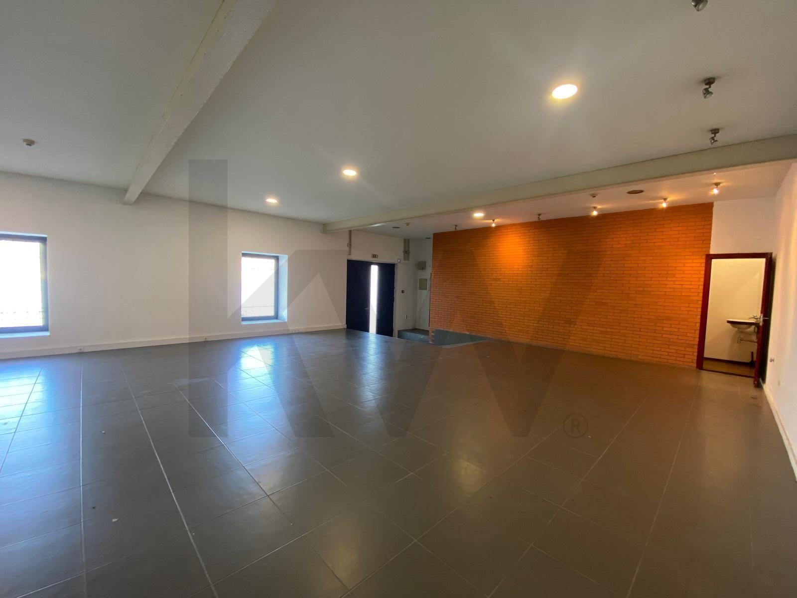 Escritório de 140 m2 para arrendamento em frente ao Rio Douro em Vila Nova Gaia