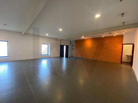 Escritório de 140 m2 para arrendamento em frente ao Rio Douro em Vila Nova Gaia