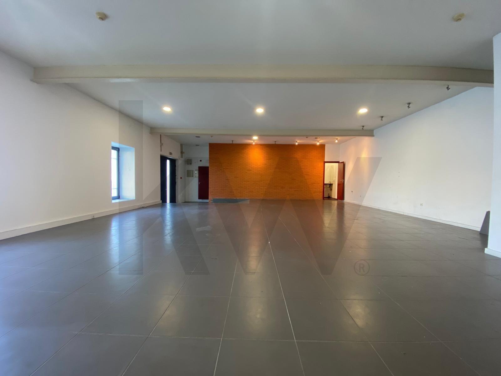 Escritório de 140 m2 para arrendamento em frente ao Rio Douro em Vila Nova Gaia