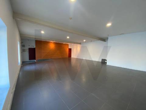 Escritório de 140 m2 para arrendamento em frente ao Rio Douro em Vila Nova Gaia