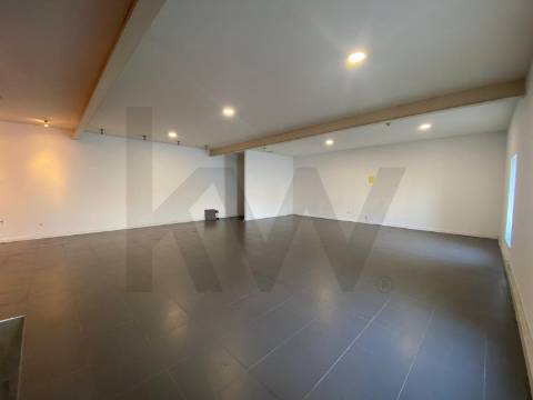 Escritório de 140 m2 para arrendamento em frente ao Rio Douro em Vila Nova Gaia