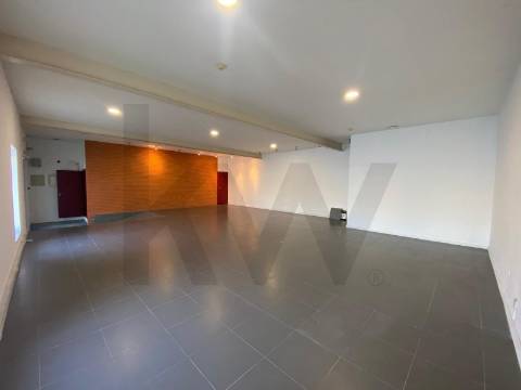 Escritório de 140 m2 para arrendamento em frente ao Rio Douro em Vila Nova Gaia