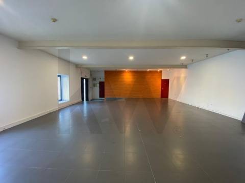Escritório de 140 m2 para arrendamento em frente ao Rio Douro em Vila Nova Gaia