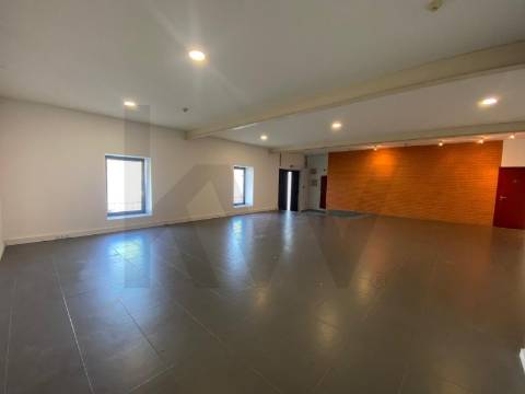 Escritório de 140 m2 para arrendamento em frente ao Rio Douro em Vila Nova Gaia