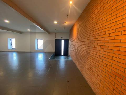 Escritório de 140 m2 para arrendamento em frente ao Rio Douro em Vila Nova Gaia